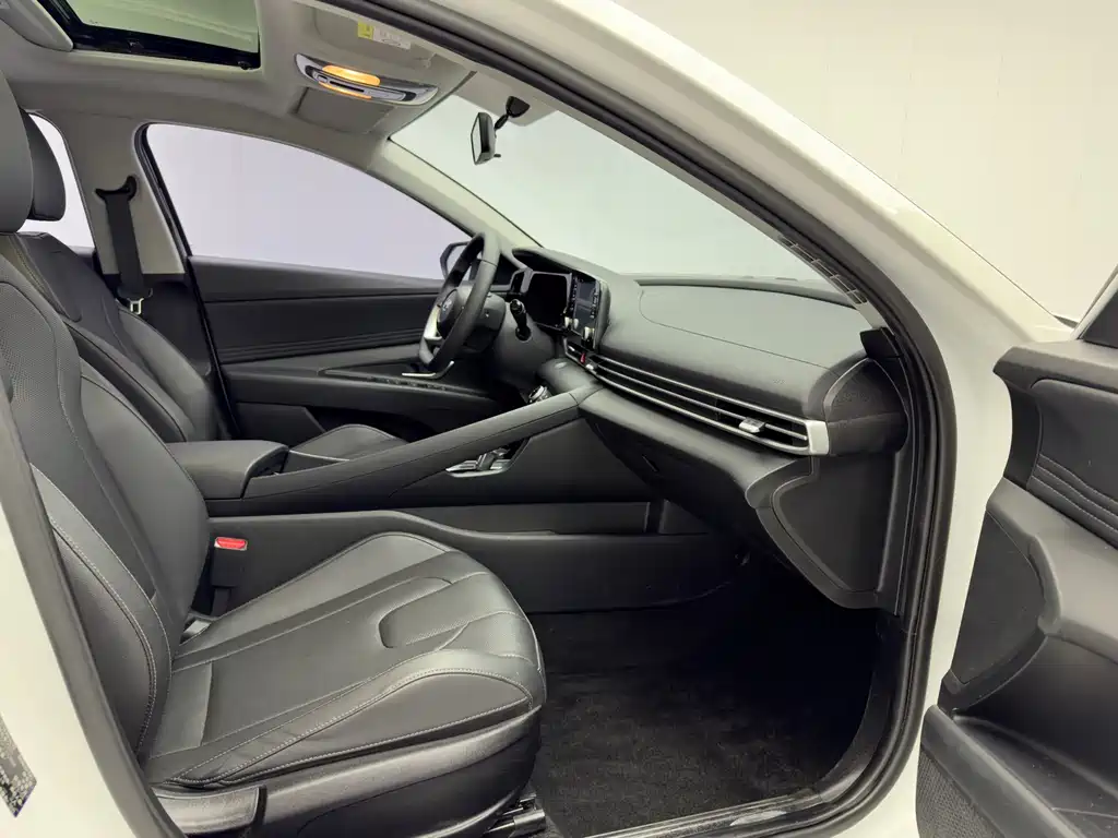 Hyundai Elantra 2023 — фото 15