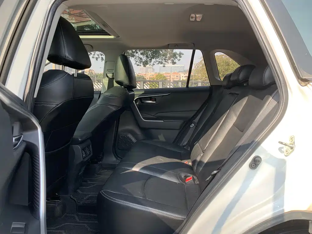 Toyota RAV4 2023 — фото 14