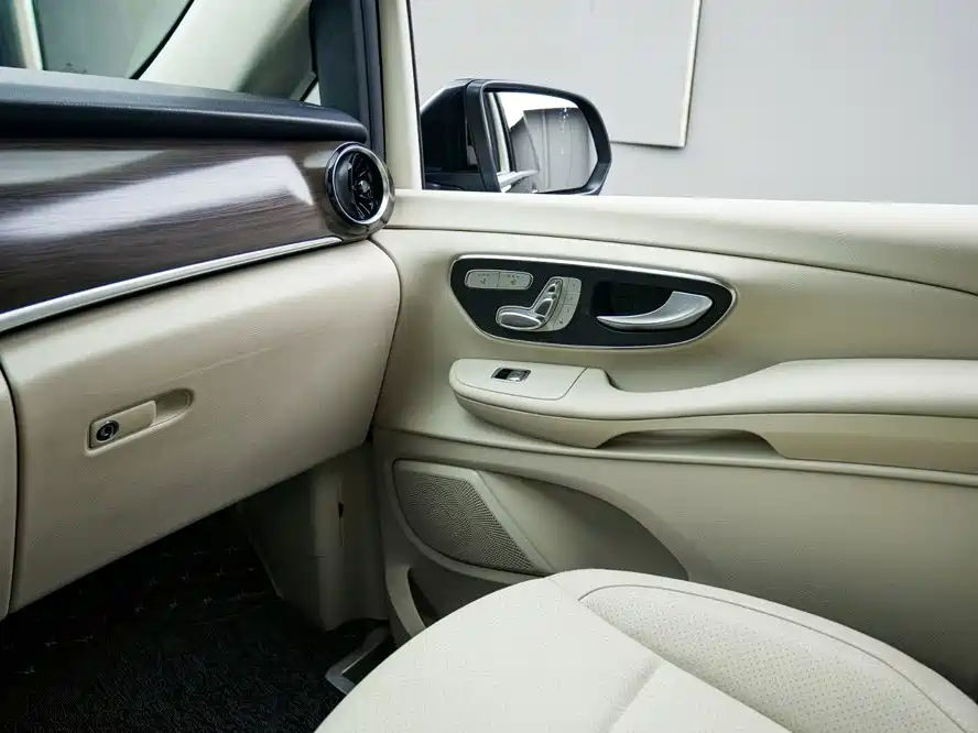 Mercedes-Benz V-Class 2022 — фото 29