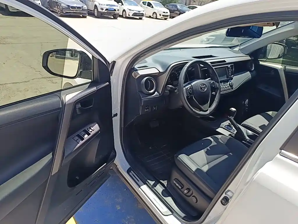 Toyota RAV4 2016 — фото 12