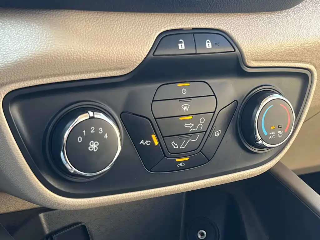 Ford Escort 2018 — фото 12