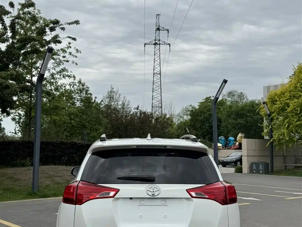 Toyota RAV4 2015 — фото 7