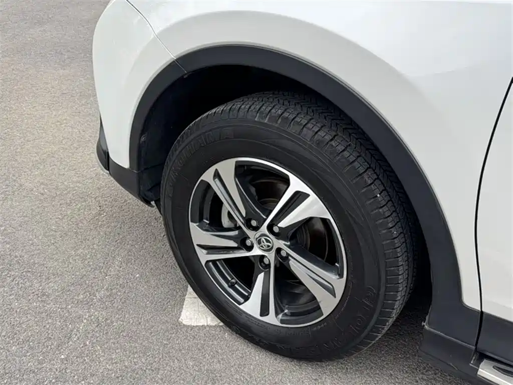 Toyota RAV4 2015 — фото 9