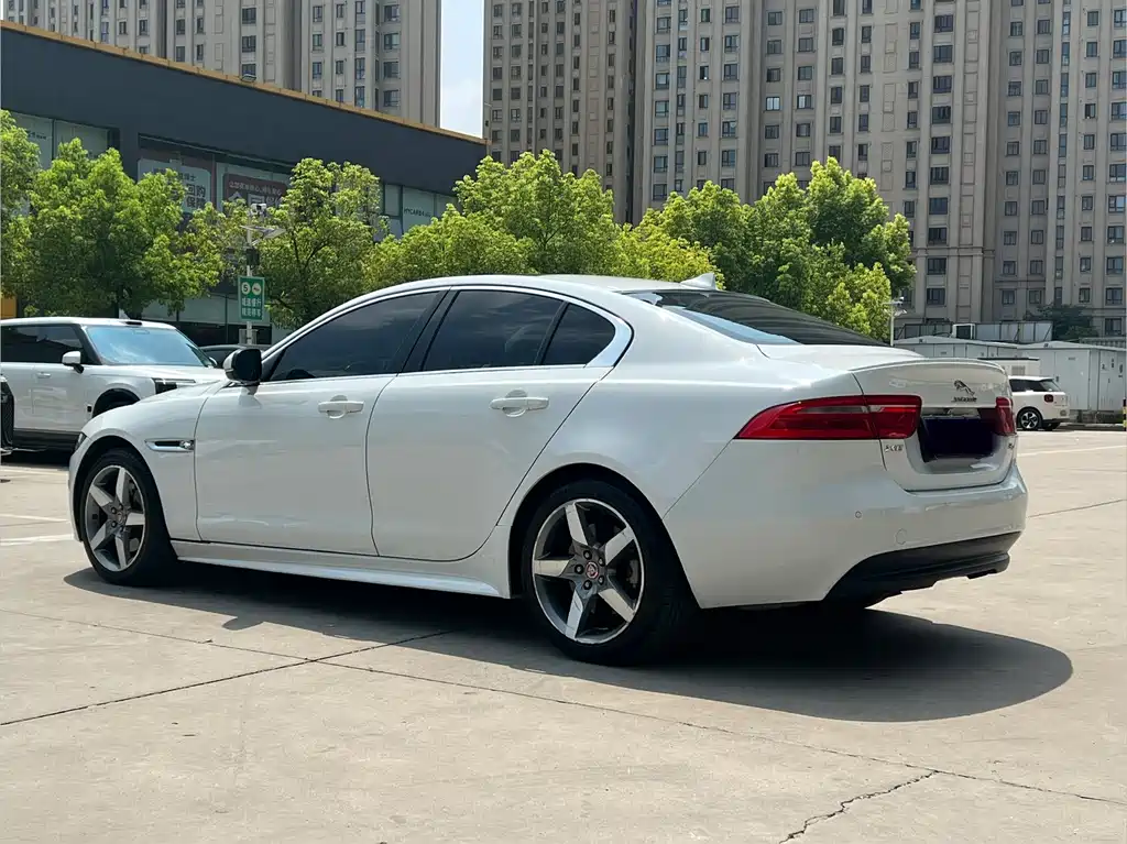 Jaguar XE 2016 — фото 12