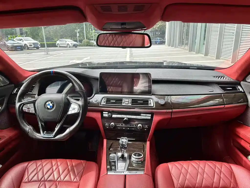 BMW 7 Series 2010 — фото 11