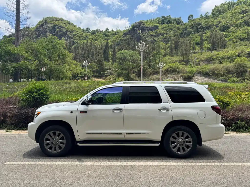 Toyota Sequoia 2017 — фото 8