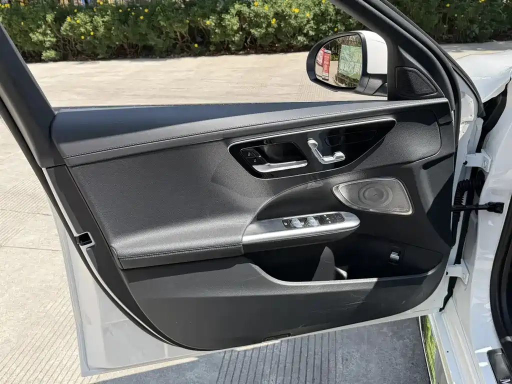 Mercedes-Benz C-Class 2024 — фото 5