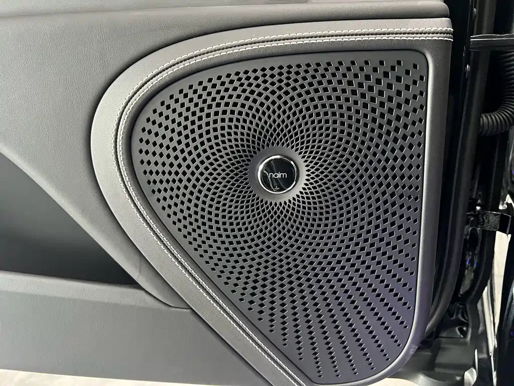 Bentley Flying Spur Plug-In Hybrid 2023 — фото 10