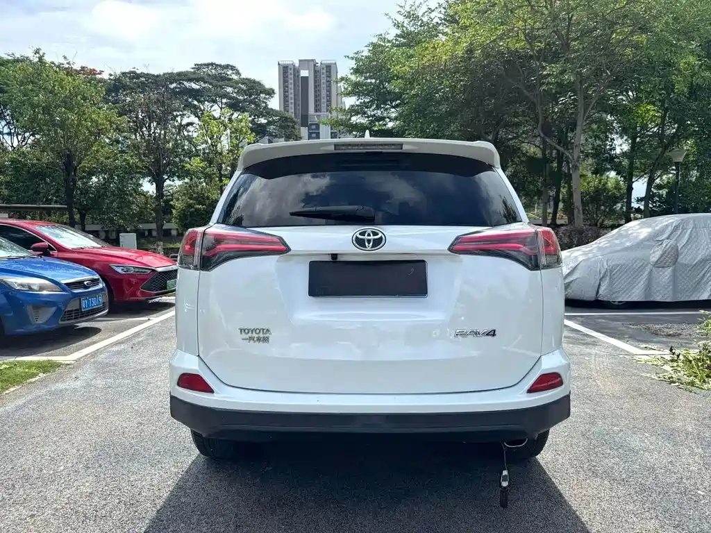 Toyota RAV4 2018 — фото 12