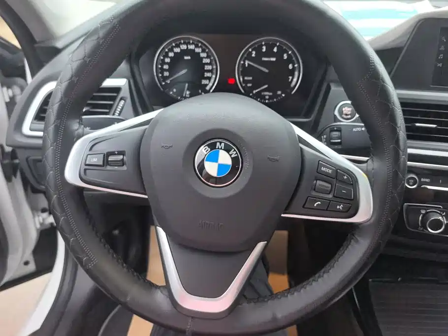 BMW 1 Series 2018 — фото 15