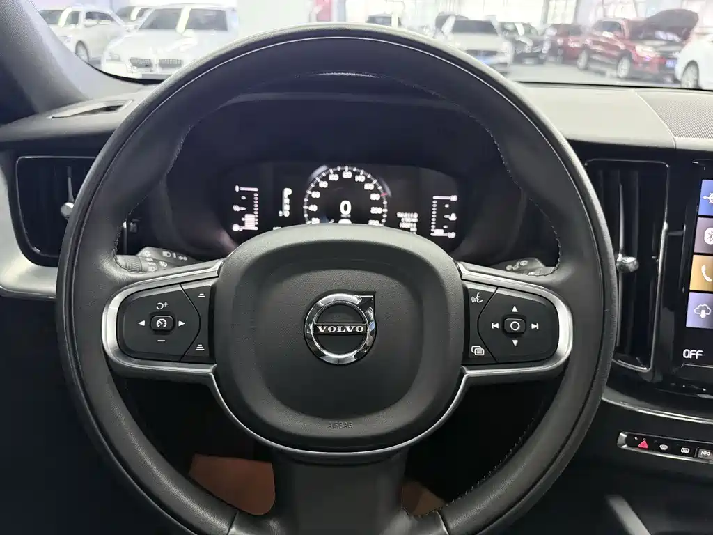 Volvo XC60 2021 — фото 13