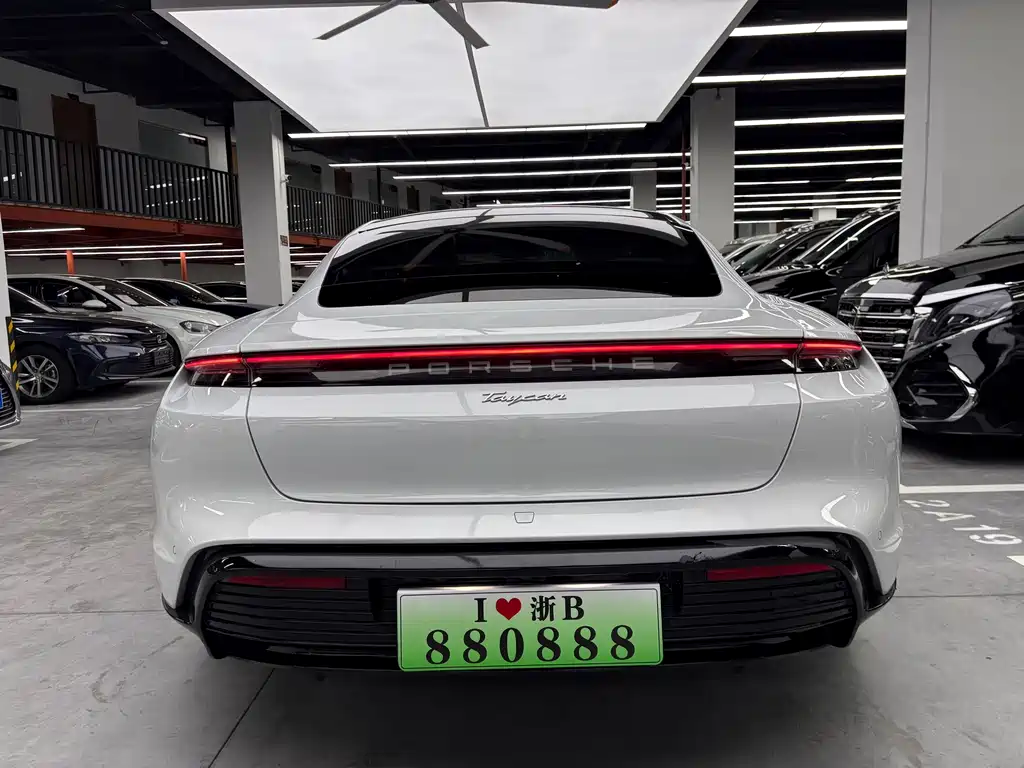 Porsche Taycan 2020 — фото 18