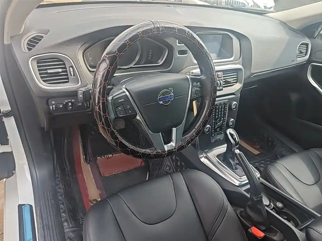 Volvo V40 2015 — фото 10
