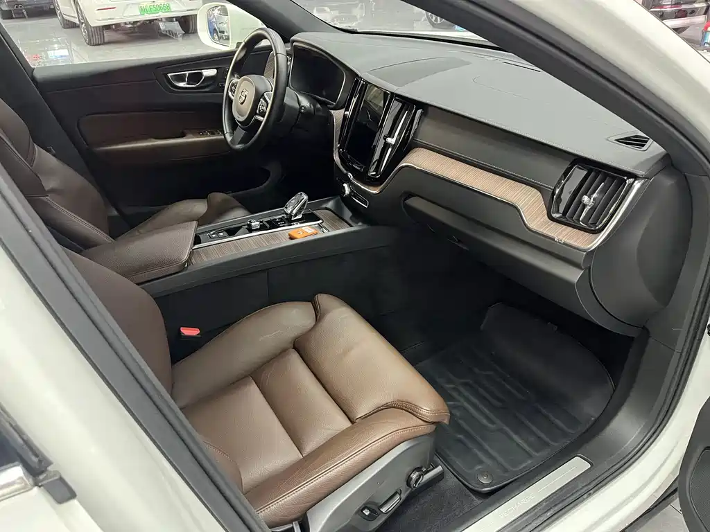Volvo XC60 Plug-In Hybrid 2021 — фото 3