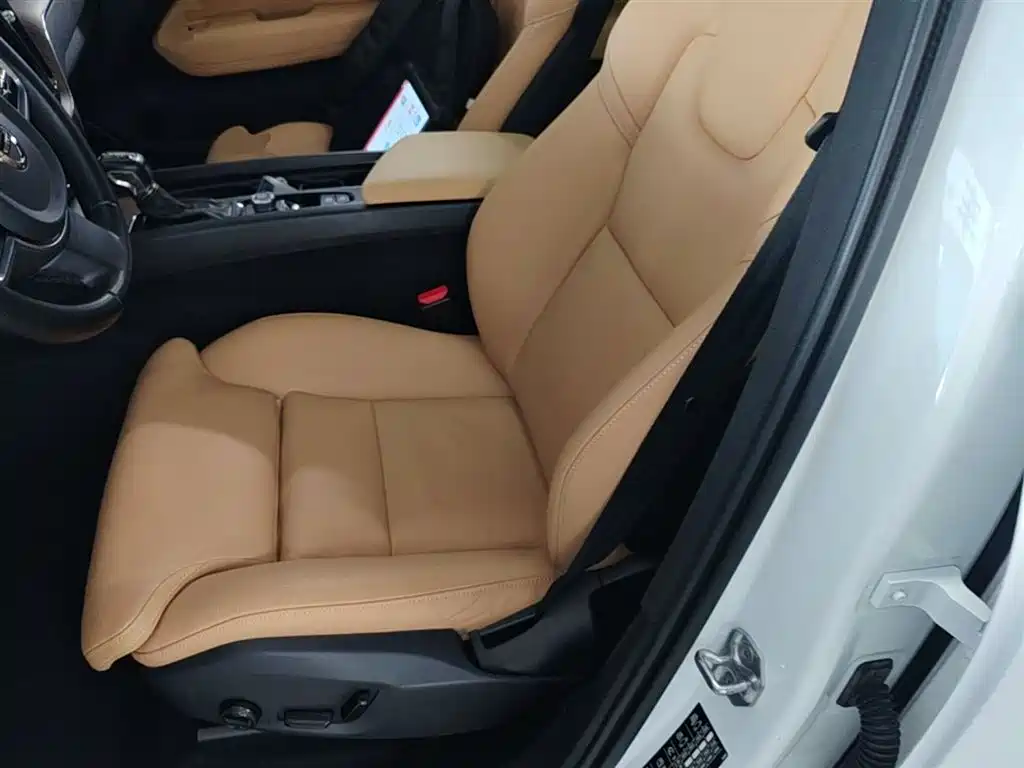 Volvo XC60 2018 — фото 15