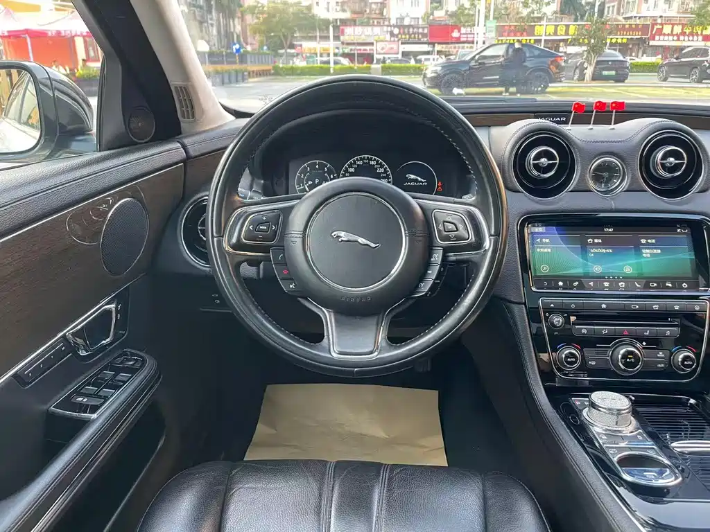 Jaguar XJ 2019 — фото 15