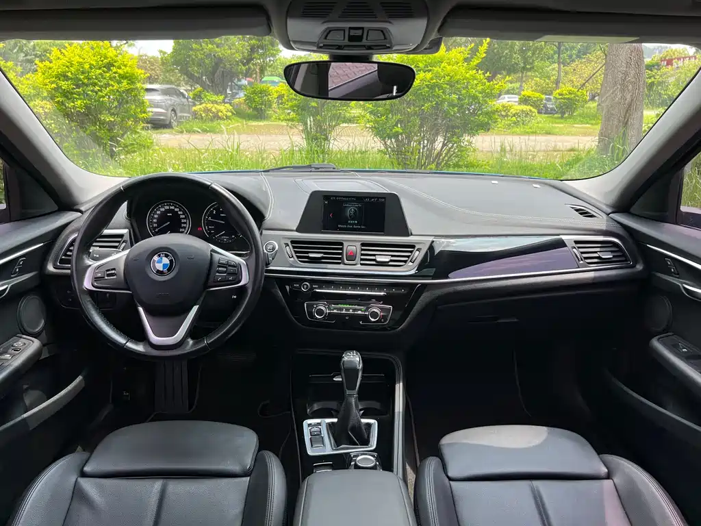 BMW 1 Series 2018 — фото 10