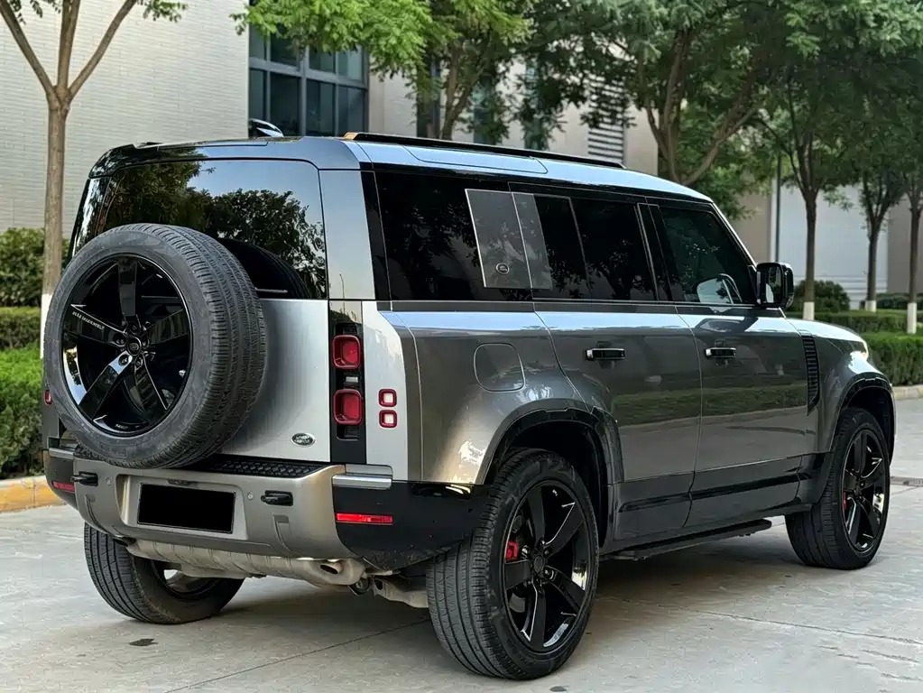 Land Rover Defender 2023 — фото 17