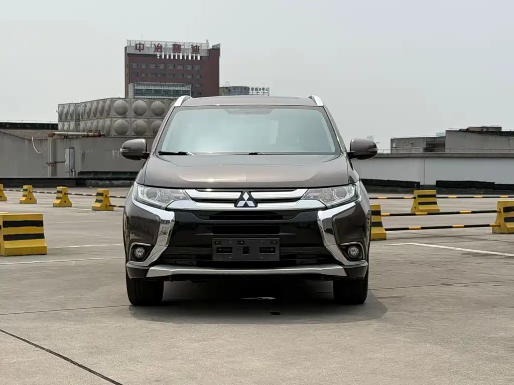 Mitsubishi Outlander 2018 — фото 2