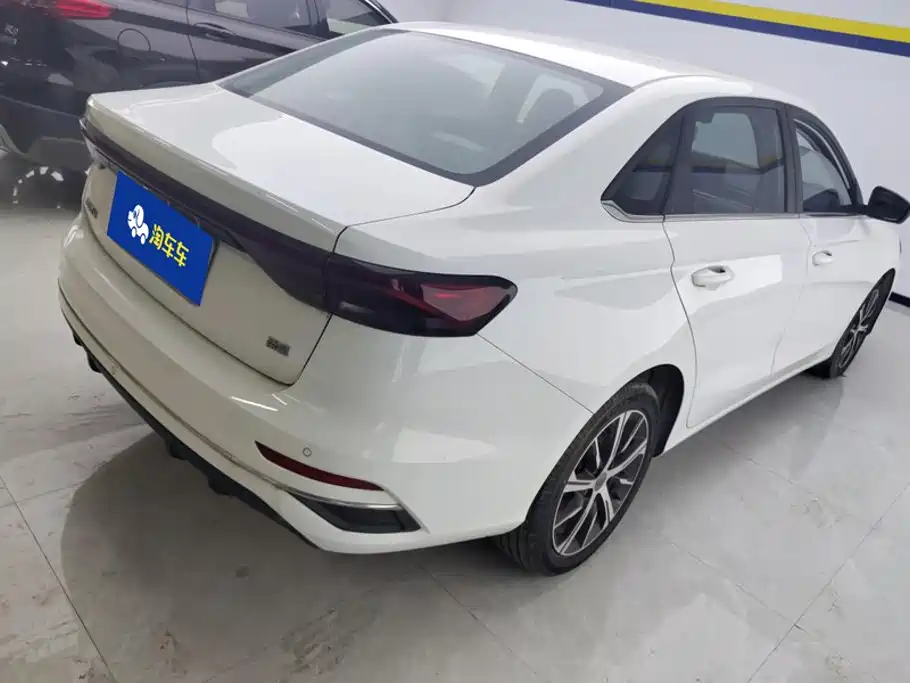 Geely Emgrand 2022