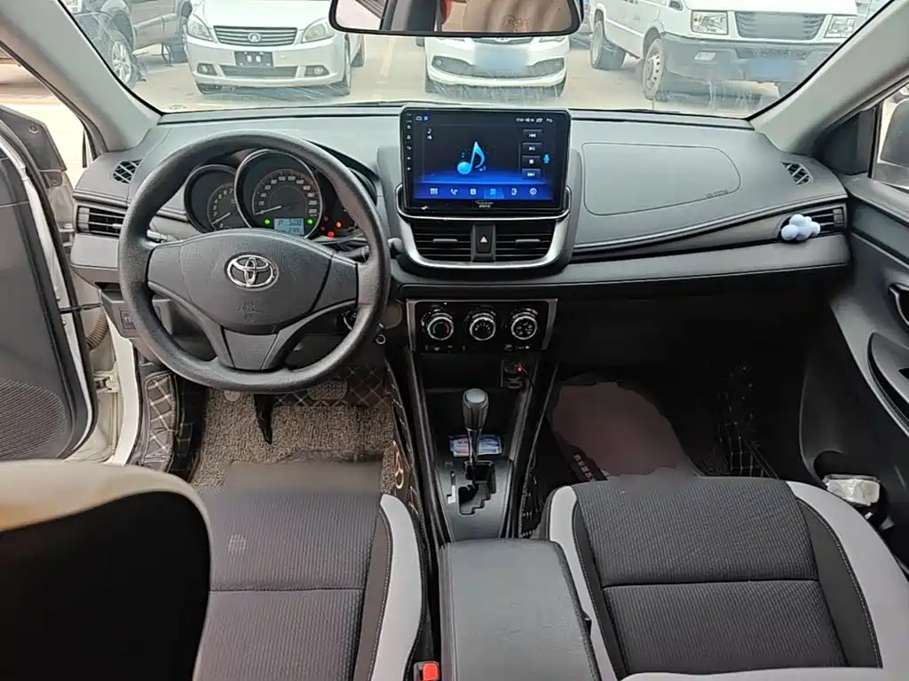 Toyota Yaris L 2020 — фото 10