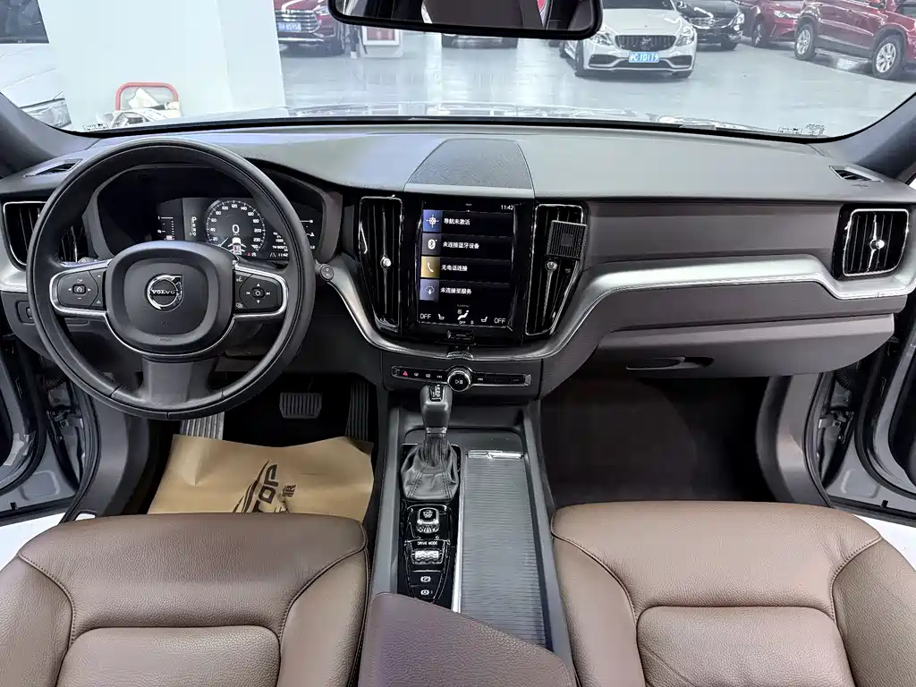 Volvo XC60 2021 — фото 20