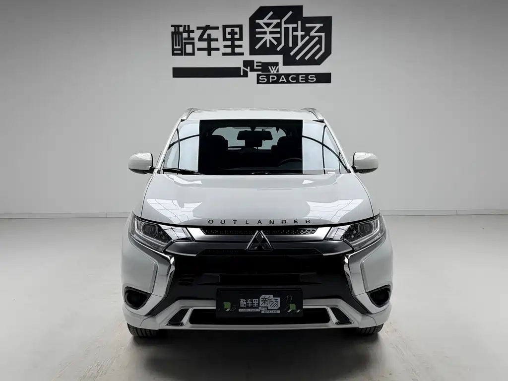Mitsubishi Outlander 2021 — фото 2