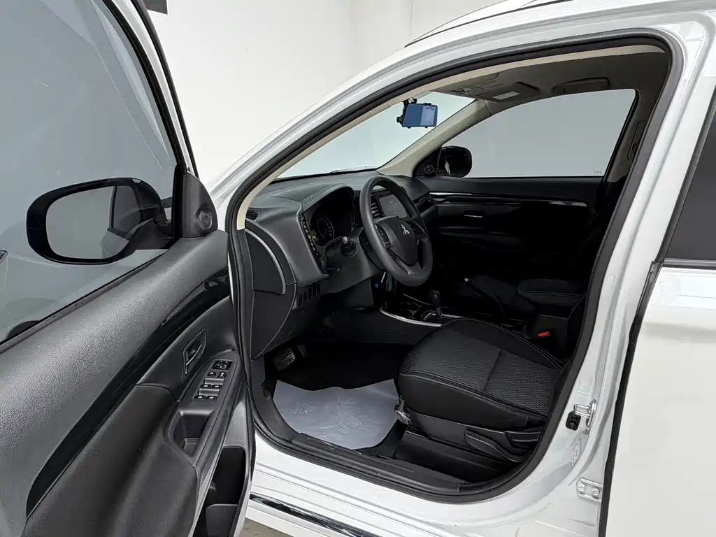Mitsubishi Outlander 2021 — фото 14