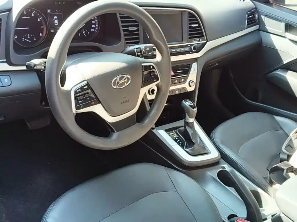 Hyundai Elantra 2018 — фото 10