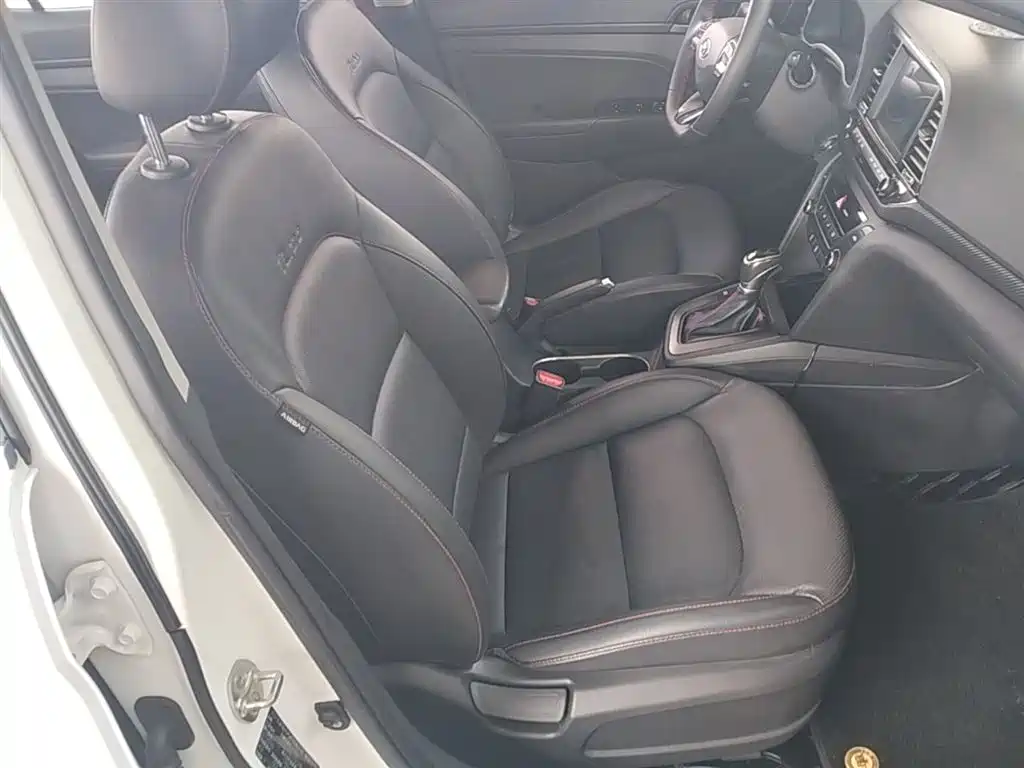 Hyundai Elantra 2018 — фото 25