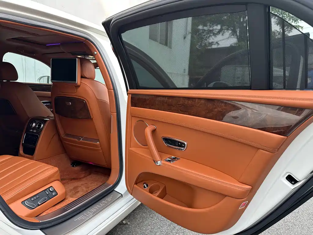 Bentley Flying Spur 2016 — фото 10