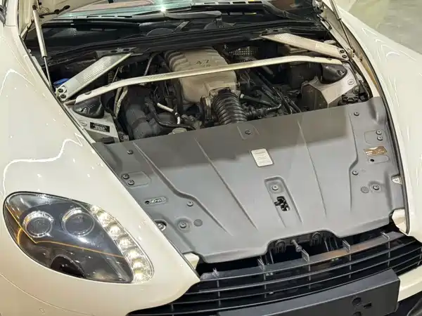 Aston Martin V8 Vantage 2015