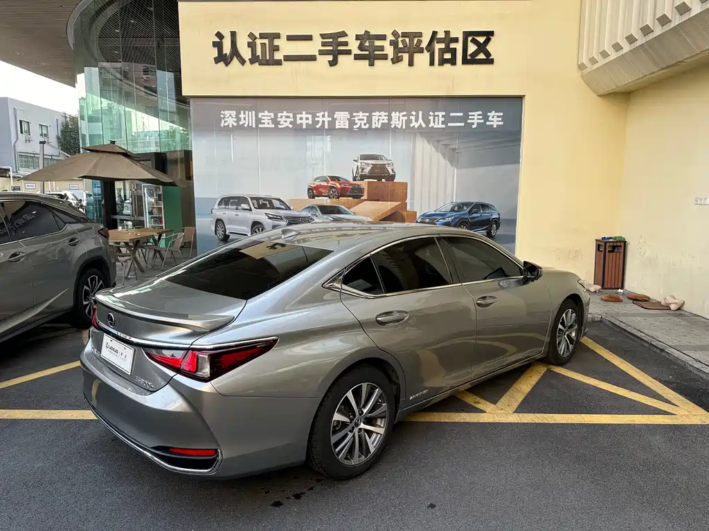 Lexus ES 2020 — фото 25