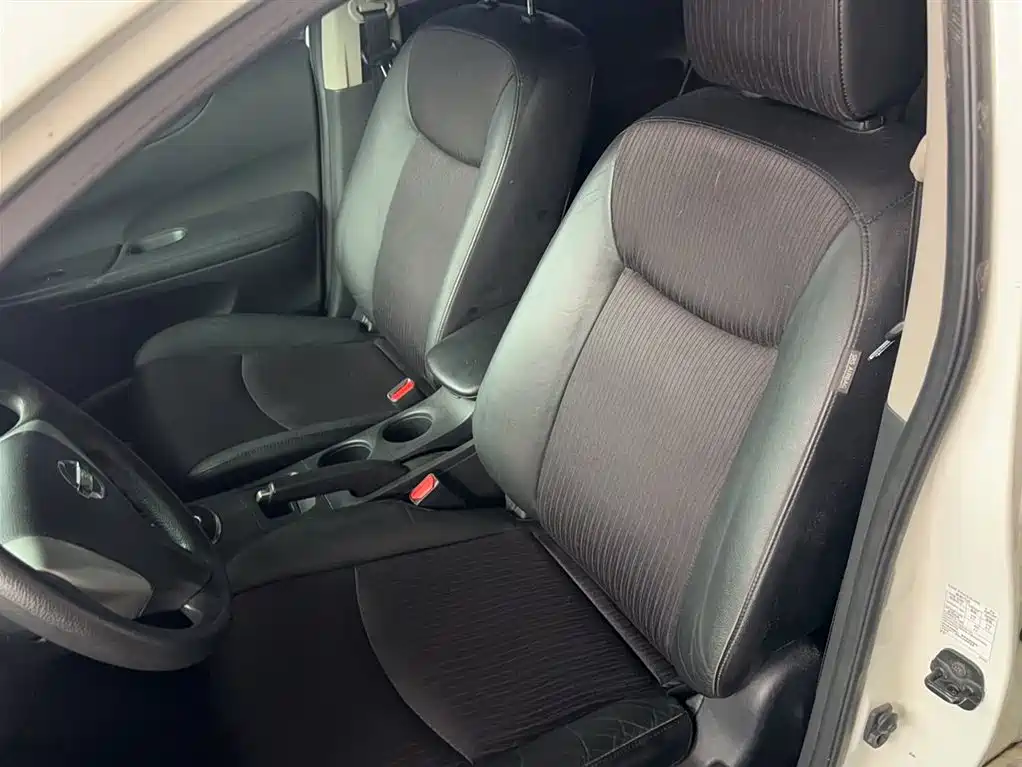 Nissan Tiida 2015 — фото 11