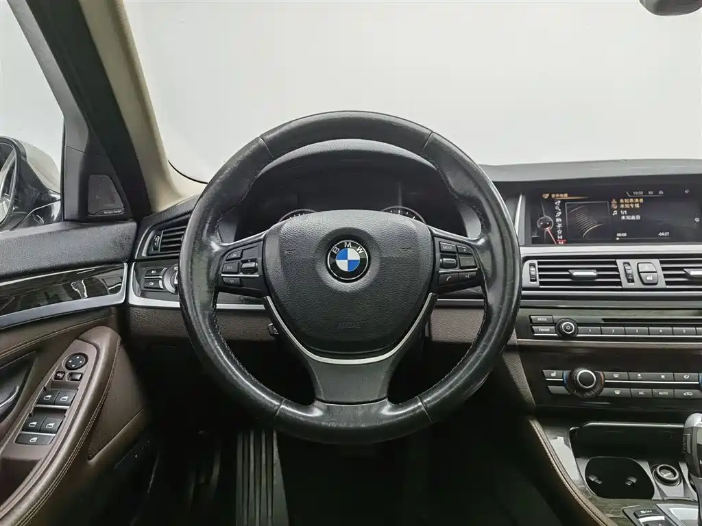 BMW 5 Series 2016 — фото 11