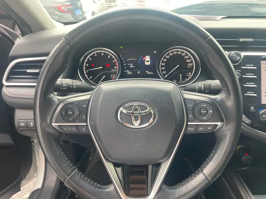 Toyota Camry 2019 — фото 7
