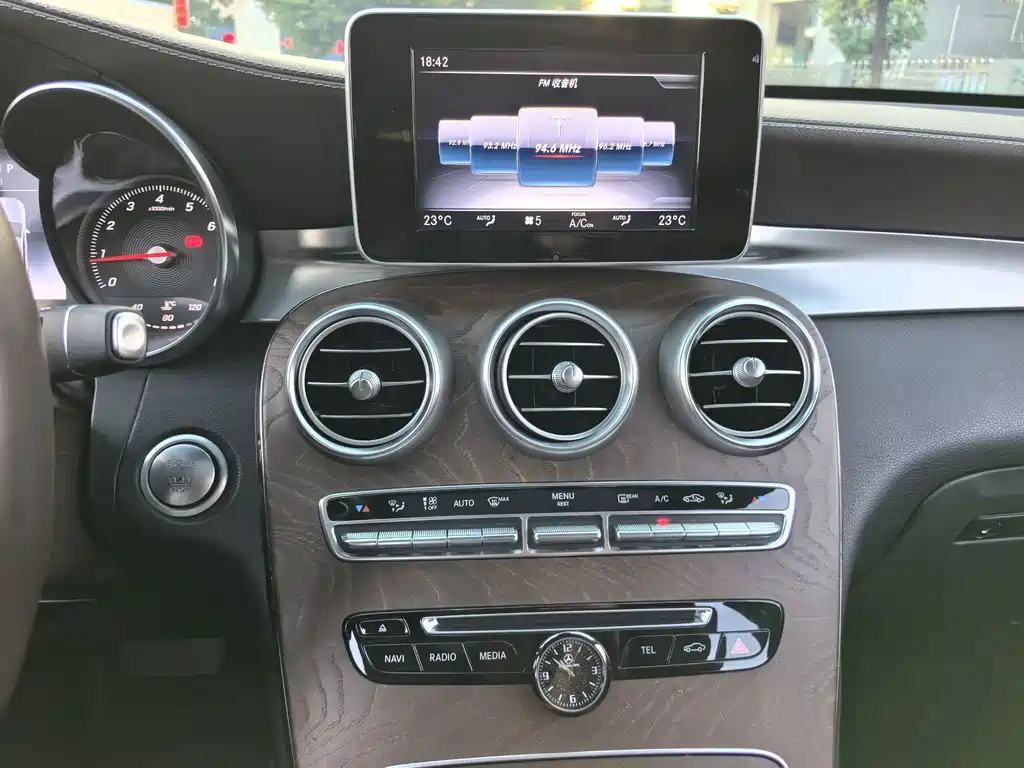 Mercedes-Benz GLC 2017 — фото 17