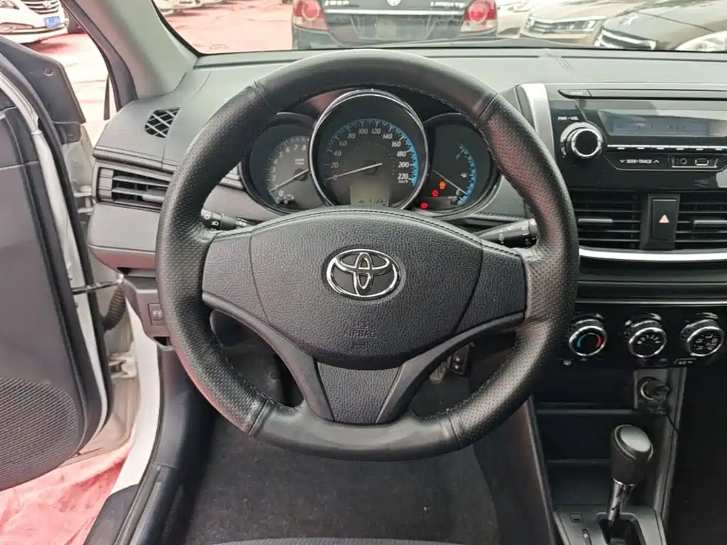 Toyota Yaris L 2018 — фото 11