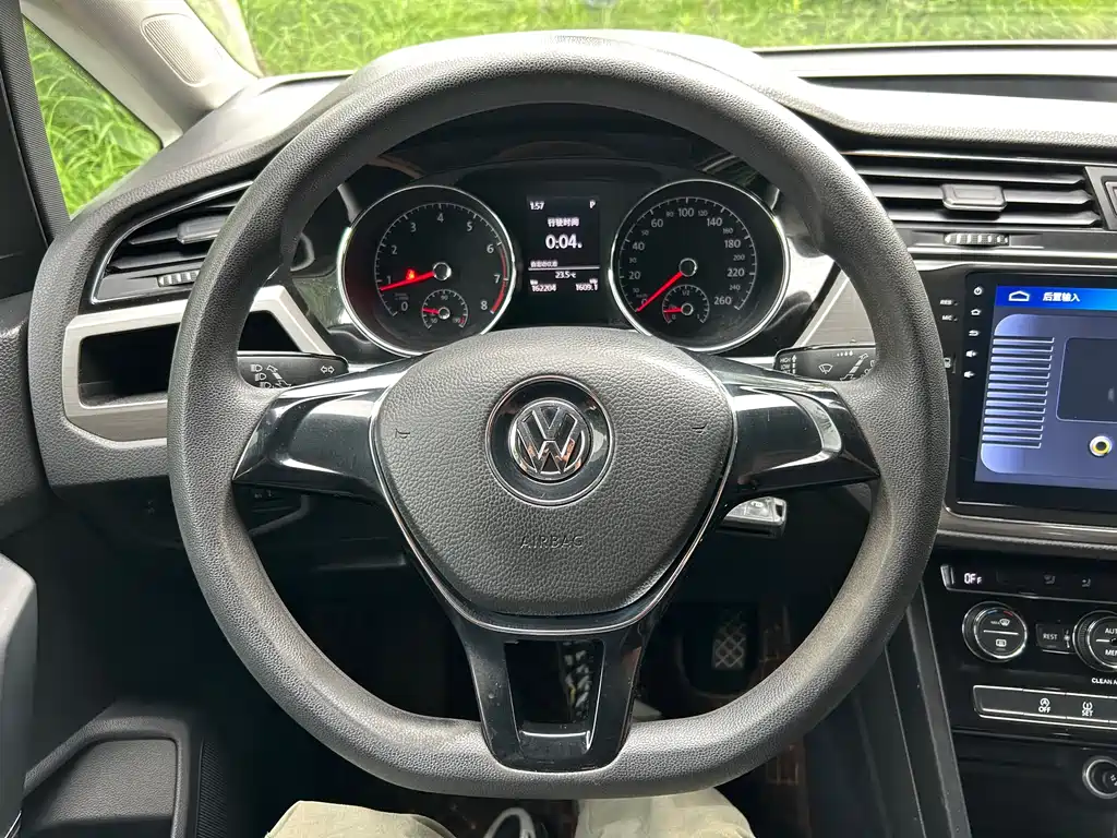 Volkswagen Touran 2017 — фото 18