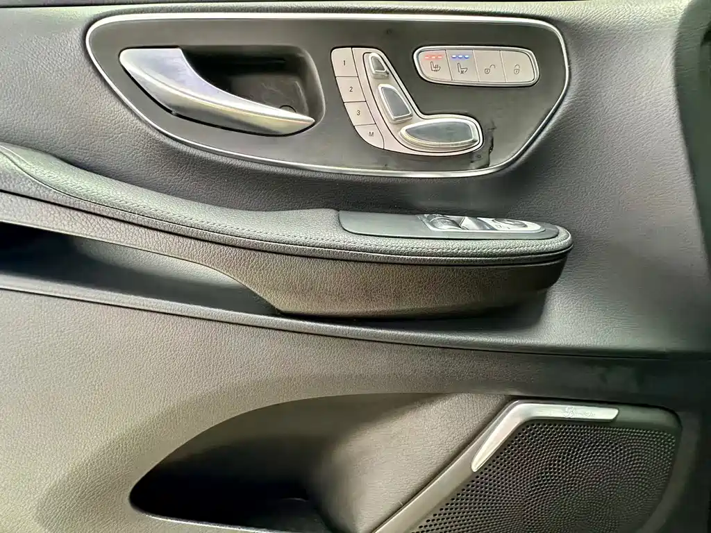 Mercedes-Benz V-Class 2023 — фото 12