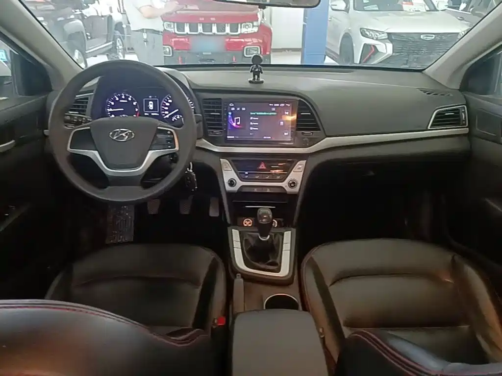 Hyundai Elantra 2018 — фото 10