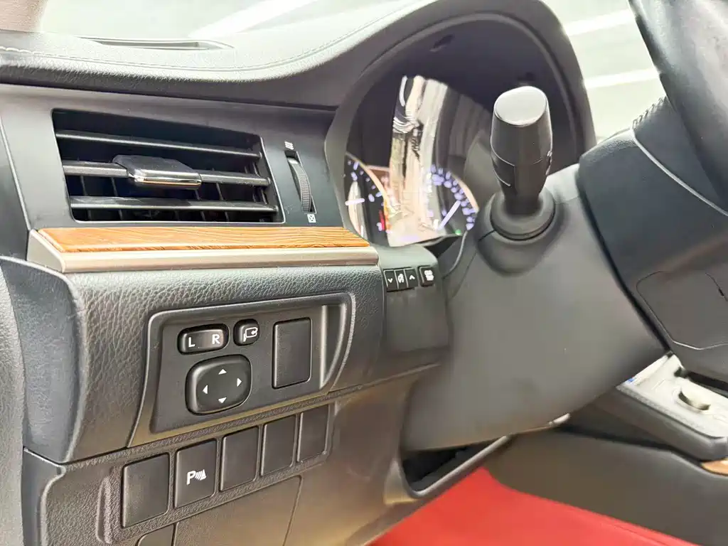 Lexus ES 2018 — фото 11