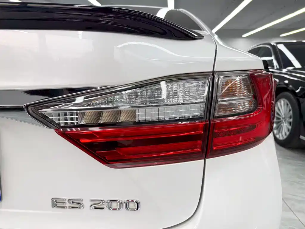 Lexus ES 2018 — фото 20