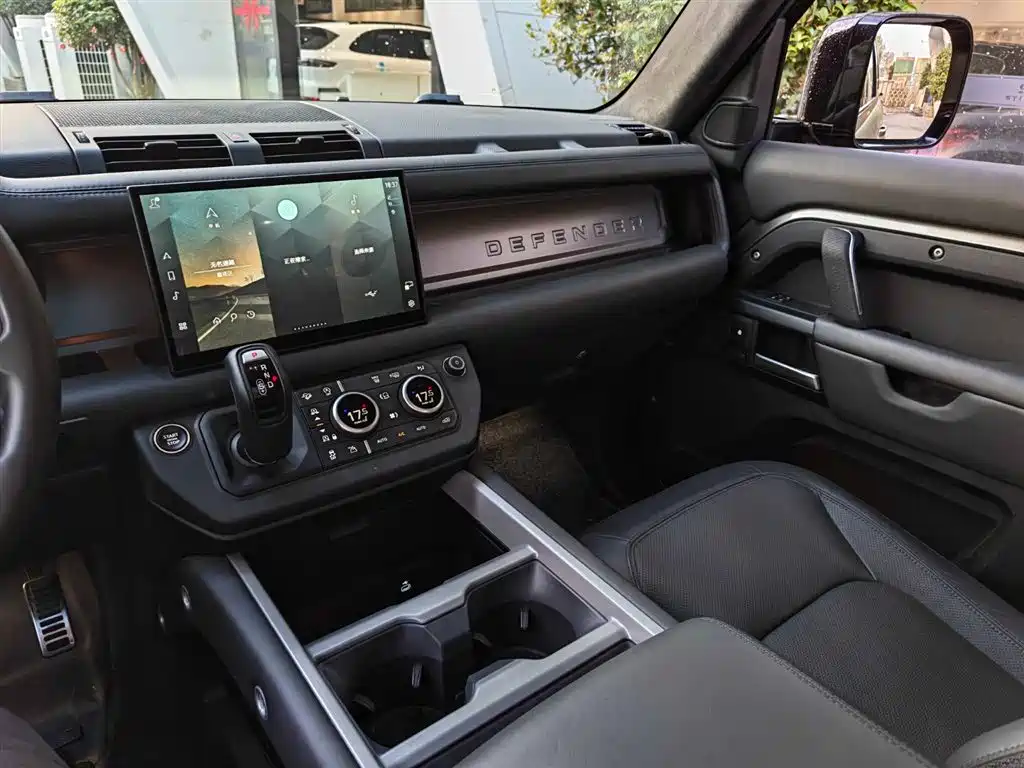 Land Rover Defender 2024 — фото 8