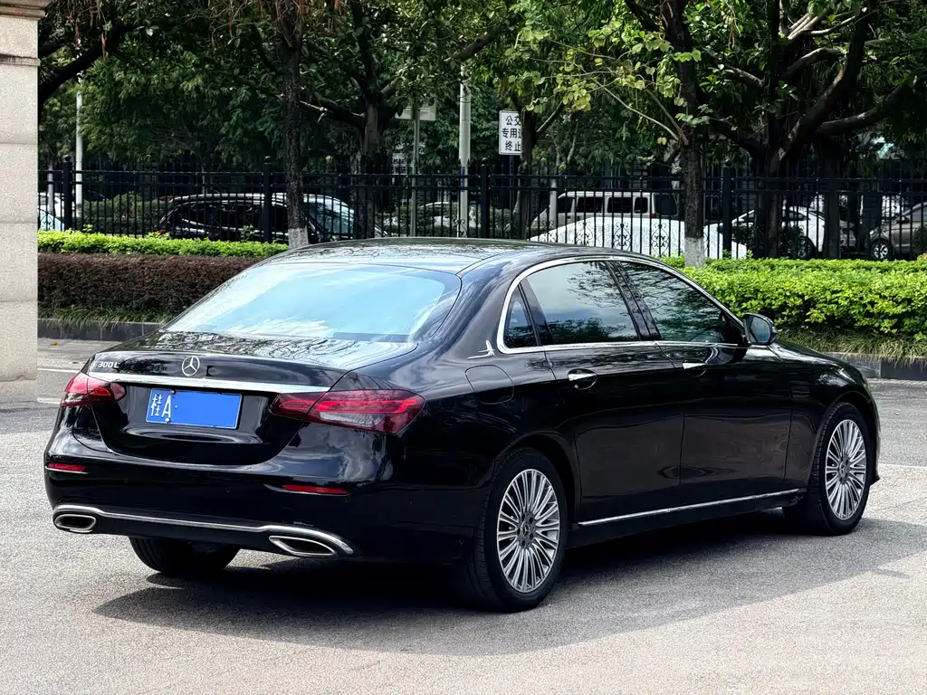 Mercedes-Benz E-Class 2023 — фото 16