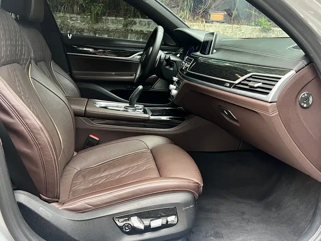 BMW 7 Series 2019 — фото 12