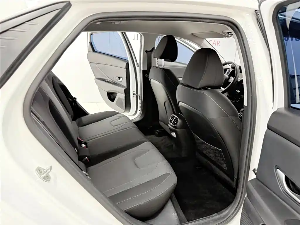 Hyundai Elantra 2023 — фото 14