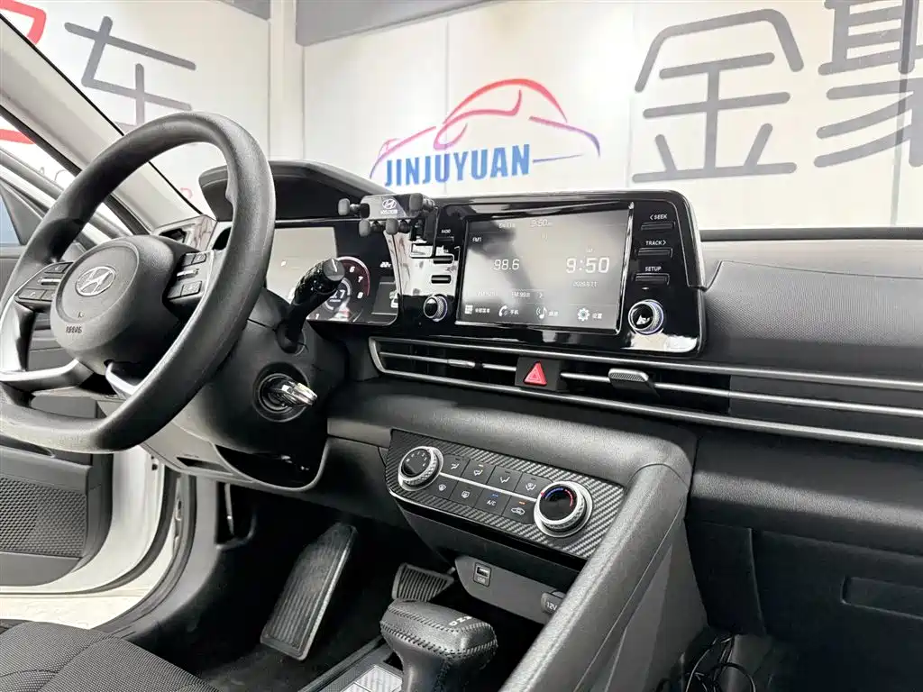 Hyundai Elantra 2023 — фото 18
