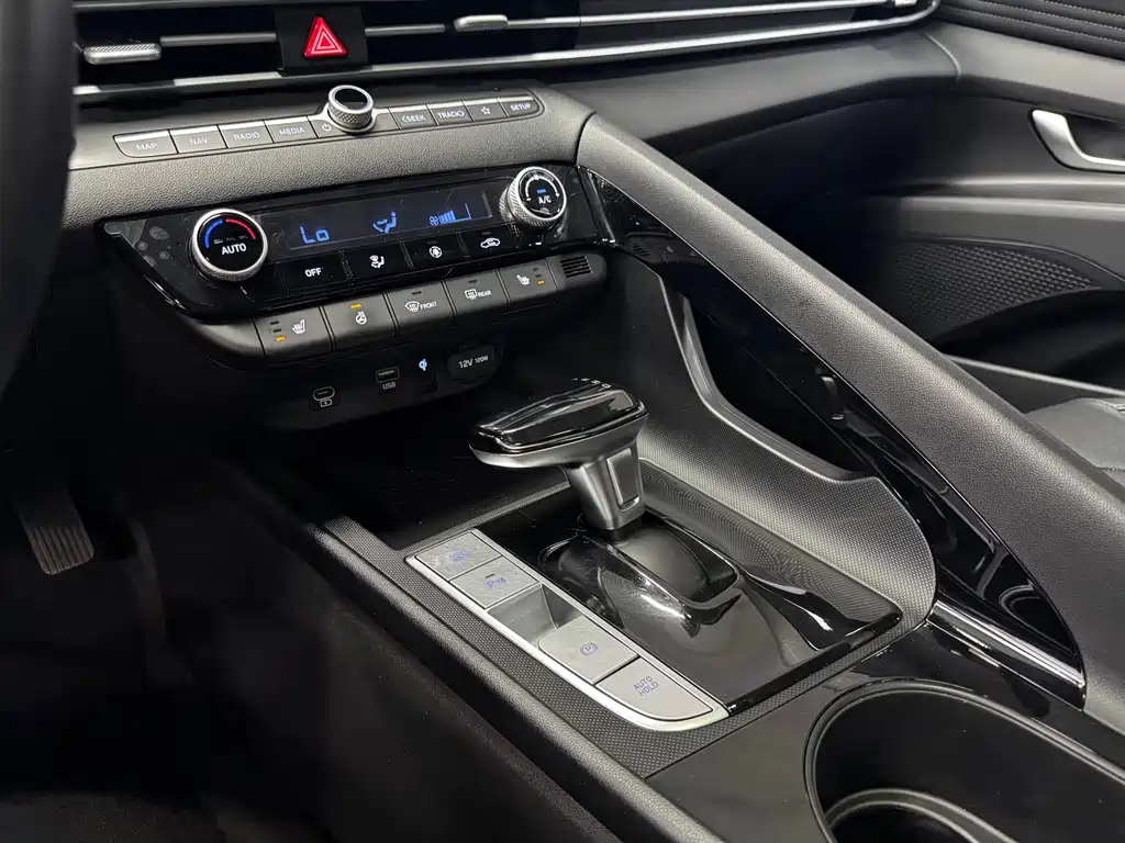 Hyundai Elantra 2023 — фото 11