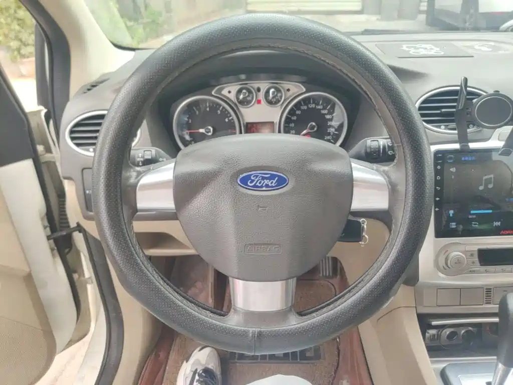Ford Focus 2015 — фото 11